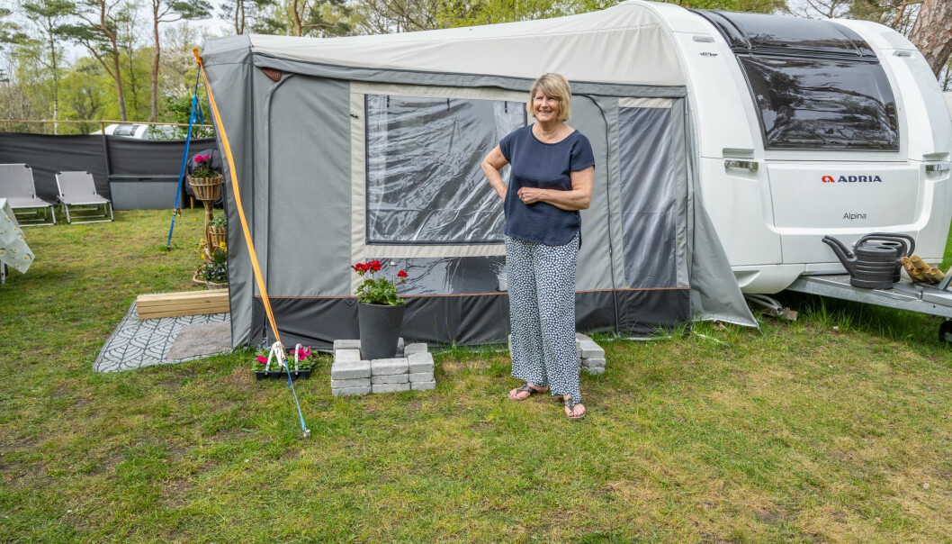 Inger Axelsson utanför sin husvagn på Torekov camping.