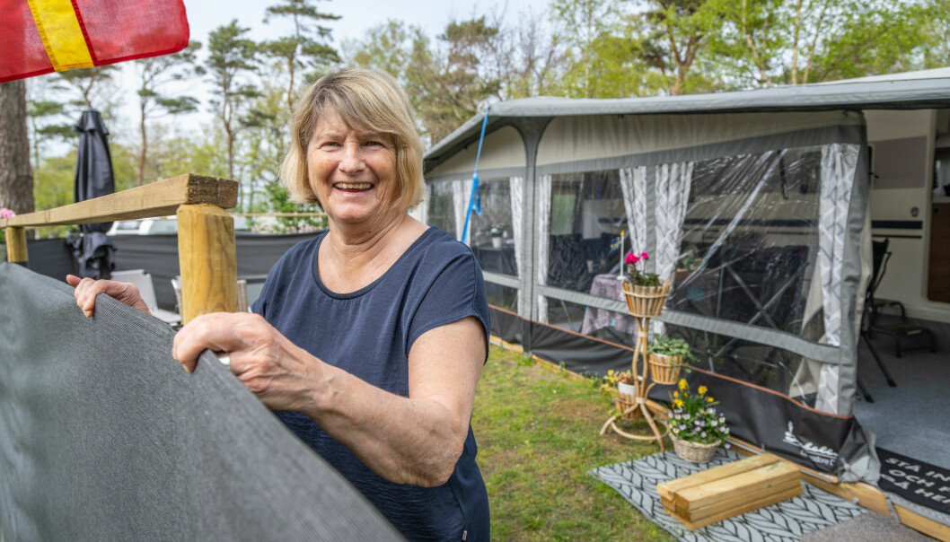 Inger Axelsson utanför sin husvagn på Torekov camping.