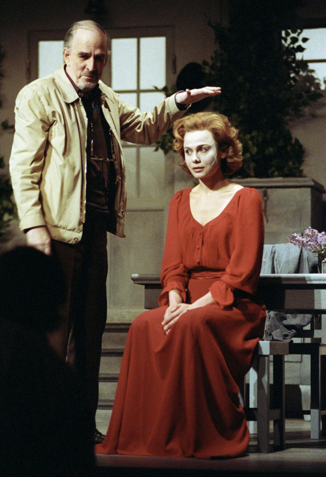 Ingmar Bergman har betytt mycket för Lena. Här ses de under en repetition av Fröken Julie på Dramaten 1991. Ingmar Bergman står intill Lena Olin, som sitter på en stol, och måttar med handen över hennes huvud. Det är repetition av Fröken Juli på Dramaten och året är 1991.