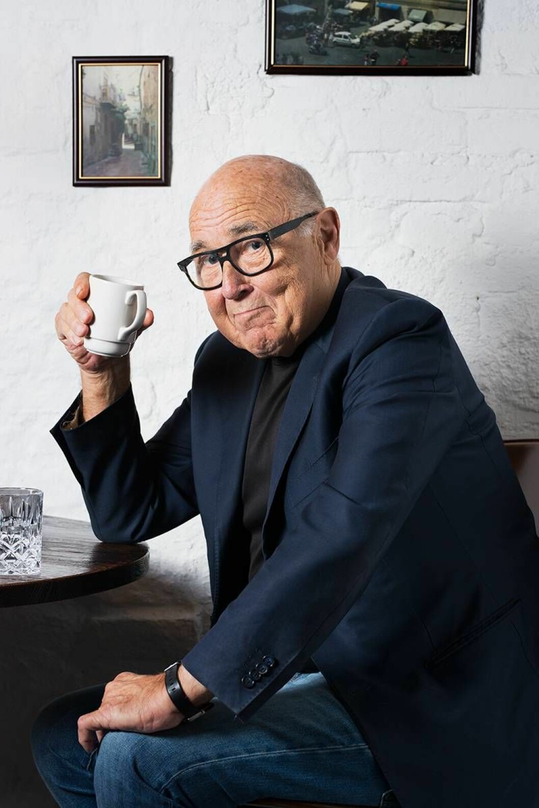 Det var under inspelningarna av ett tv-program som Ingvar Oldsberg kände att något var fel. Foto: Julia Sjöberg Ingvar Oldsberg dricker kaffe