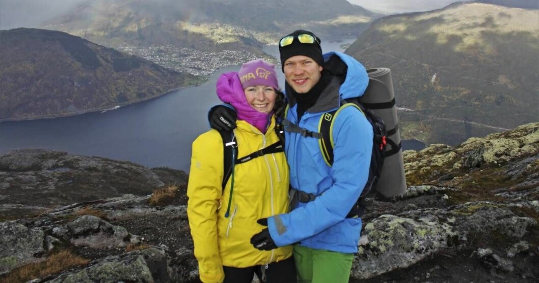 Elise och Gjermund delade kärleken till naturen och friluftsliv. Här är de i oktober 2017 med Sogndal i bakgrunden och Mikkel i magen. Foto: Privat Elise och Gjermund under en tur i naturen. Mikkel ligger i magen. Några månader senare tar Gjermund livet av sig.