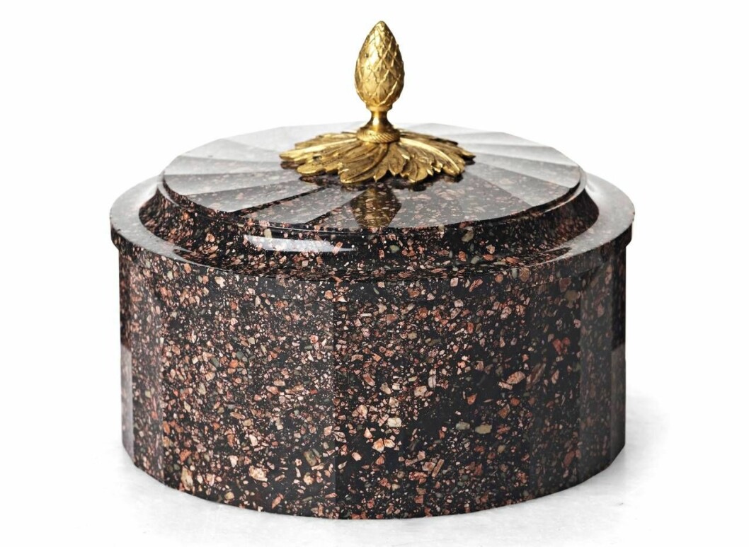 Smörask med lock, Älvdalen, 1800-talets början, sengustaviansk. Utrop 12 000–15 000 kr. Smörask med lock, Älvdalen, 1800-talets början, sengustaviansk.