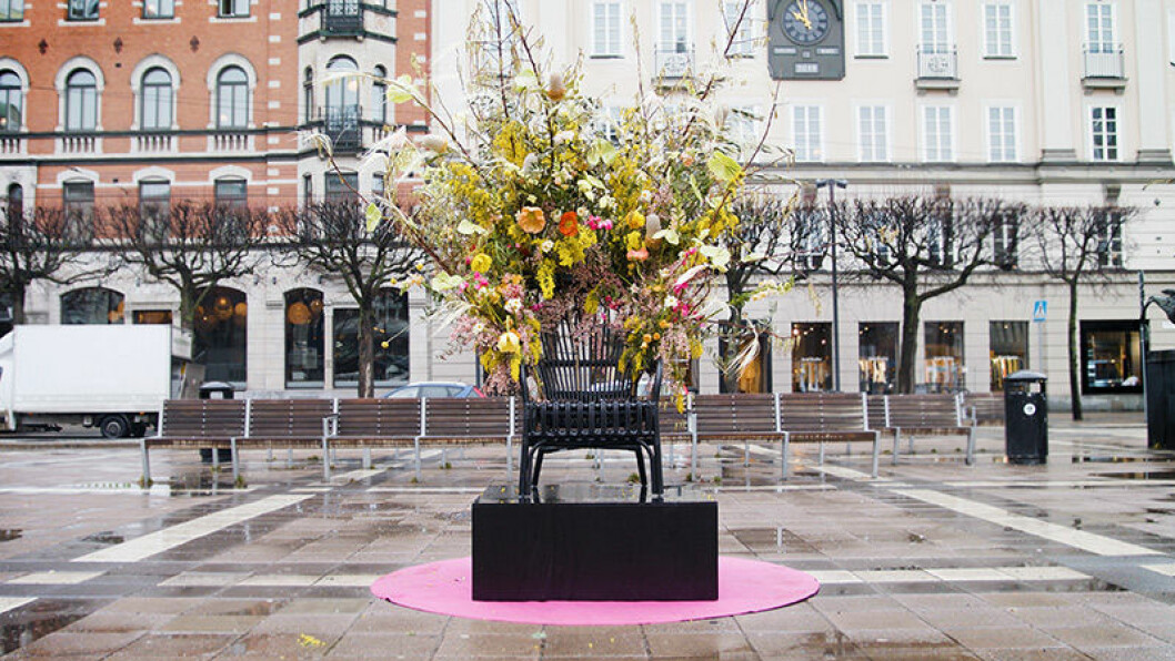 Interflora har skapat blomstertroner på platser som helt saknar kvinnliga statyer, som här på Norrmalmstorg i Stockholm. Detta för att markera att här borde en kvinna få en upphöjd plats i det offentliga rummet. blomstertron norrmalmstorg