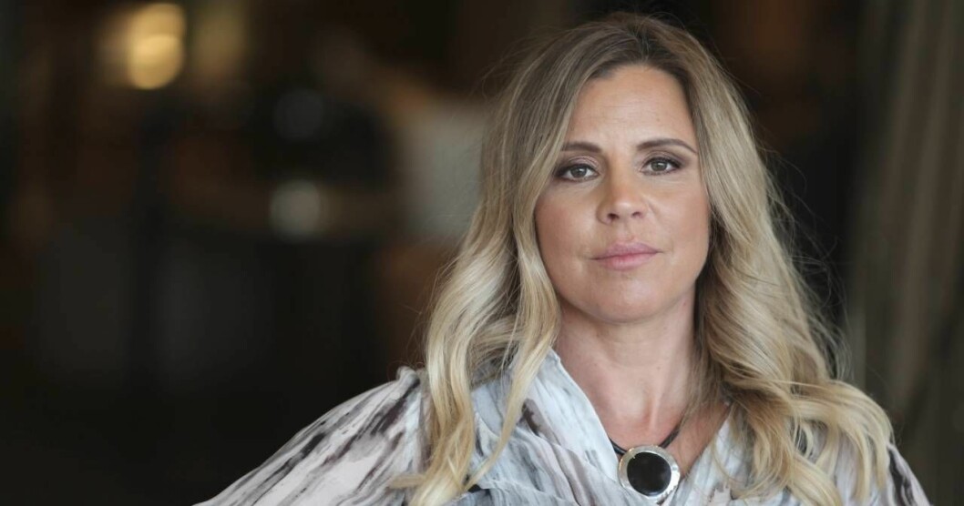 Lisa Miskovsky tittar in i kameran