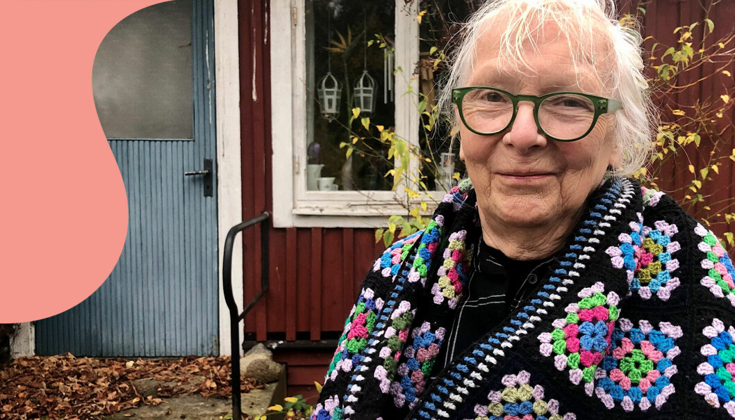 Iréne Walton utanför sitt hus i Nyehusen med en egentillverkad mormorsfilt omkring sig.