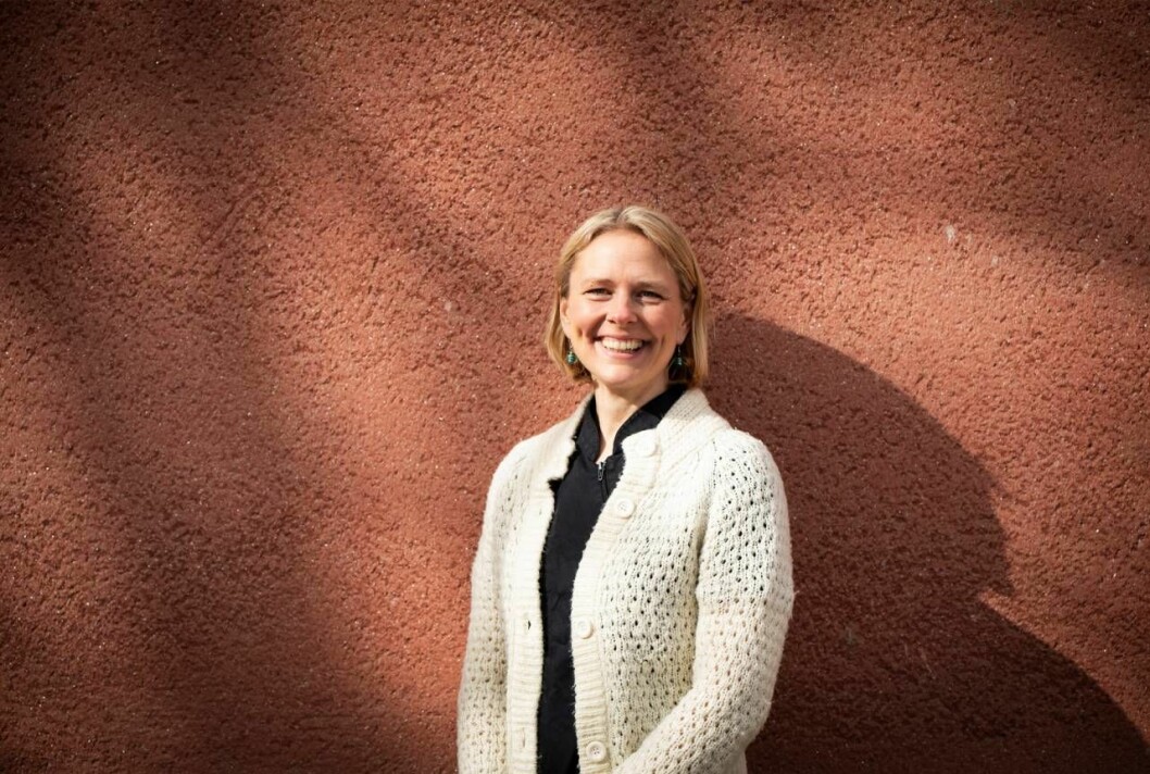 Irene understryker att hon inte lämnade barnen för sin egen skull – utan för deras. Foto: Susanne Kvarnlöf Irene ler framför en husfasad