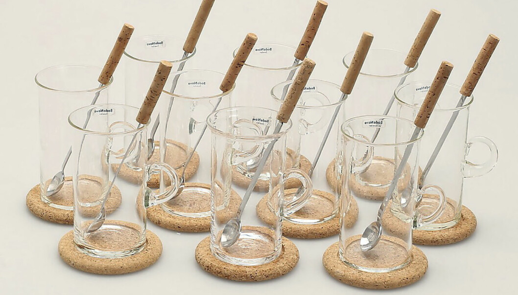 Värmande. Tio 11 cm höga irish coffee-glas med underlägg i kork och dussinet långskaftade skedar med korkskaft klubbades tillsammans för 350 kr på Auktionsverket Norrköping. Irish coffee-glas med underlägg i kork från Signe Persson-Melin.