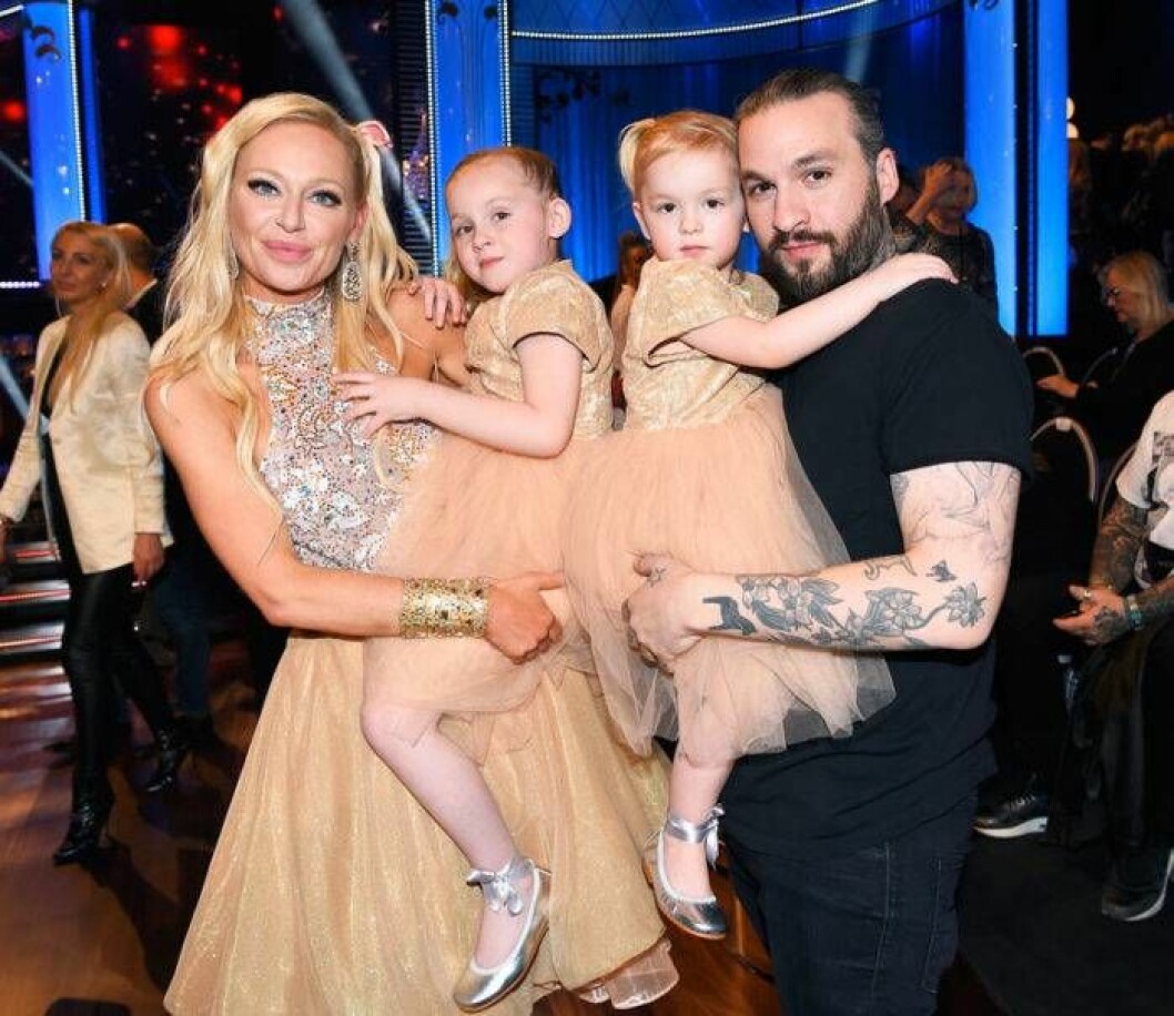 Isabel Adrian tillsammans med maken Steve Angello och döttrarna Monday Lily och Winter Rose. Bild: IBL Isabel Adrian tillsammans med maken Steve Angello och döttrarna Monday Lily och Winter Rose.