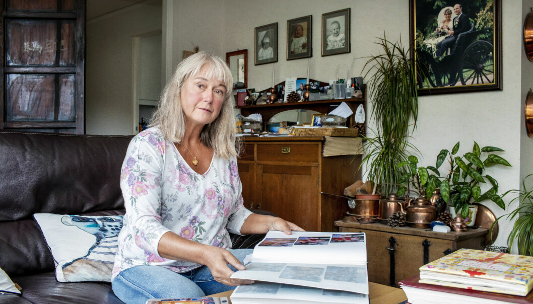 Det är viktigt för Isabell Tomlinson att se tillbaka och minnas alla ljusa stunder. För att bearbeta dotterns död har hon valt att engagera sig i frågor kring psykisk ohälsa, och bland annat träffat socialminister Lena Hallengren. ”Hon fick en tavla jag målat, som påminnelse om att kämpa för dem som lider av psykisk ohälsa”. Foto: Emelie Asplund Isabell sitter i en soffa och bläddrar i ett fotoalbum med bilder på dottern som tog sitt liv.