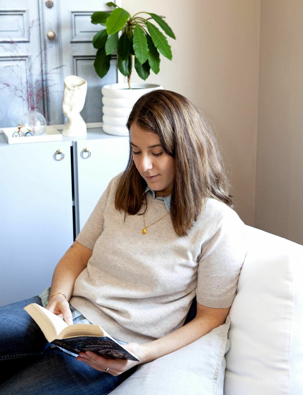 Isabella ägnar mycket tid åt läsning och inredning då orken tryter.Isabella pussar på Penny, som blivit ett stort glädjeämne i tillvaron. Isabella sitter i soffan och läser.