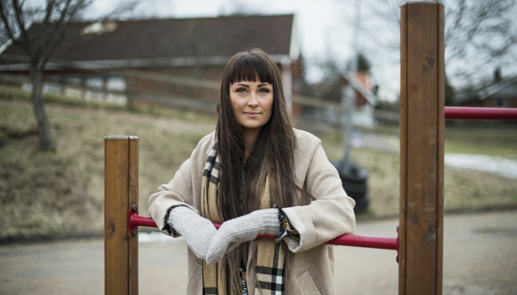 Isabella Henriksson Andersdotter, som växte upp med en missbrukande mamma, ser idag avspänd ut.