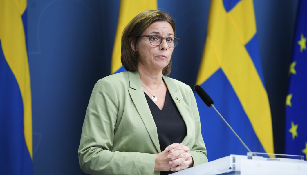 Isabella Lövin meddelar att hon avgår som språkrör för Miljöpartiet och som miljö- och klimatminister. Isabella Lövin under en presskonferens.