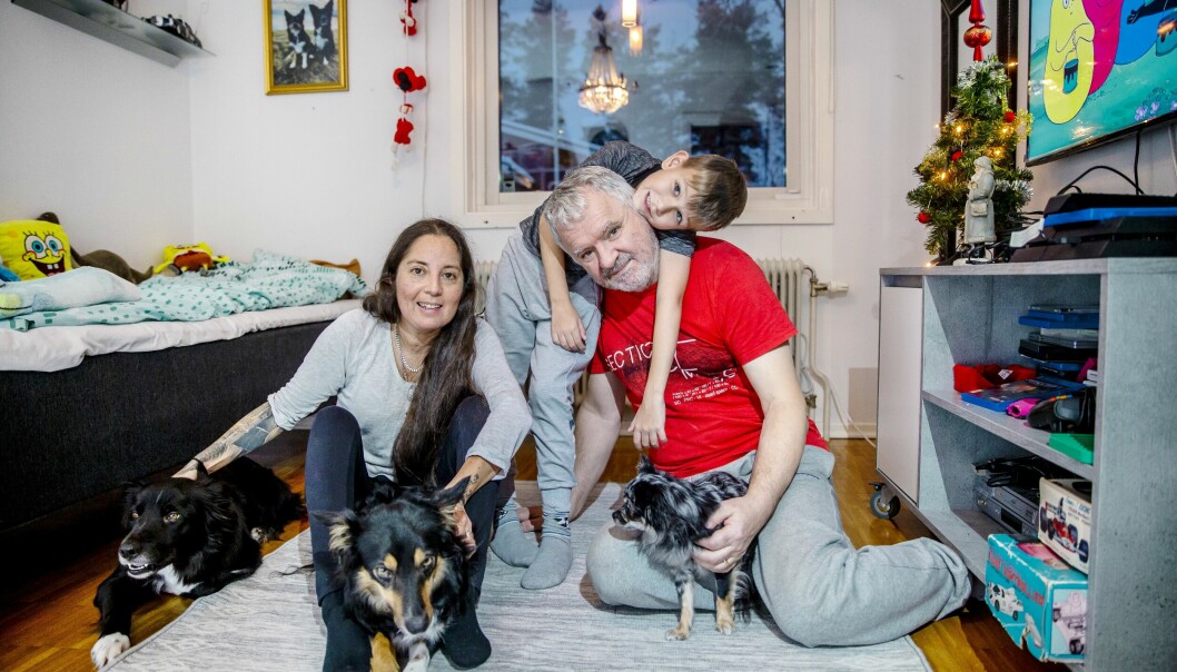 Isabella och Memo myser tillsammans med adoptivsonen Veljko och familjens hundar på Veljkos rum och berättar om hur de i nästan 20 år drömde om att få ett gemensamt barn och nyligen gick adoptionen av Veljko som kommer från Serbien igenom.