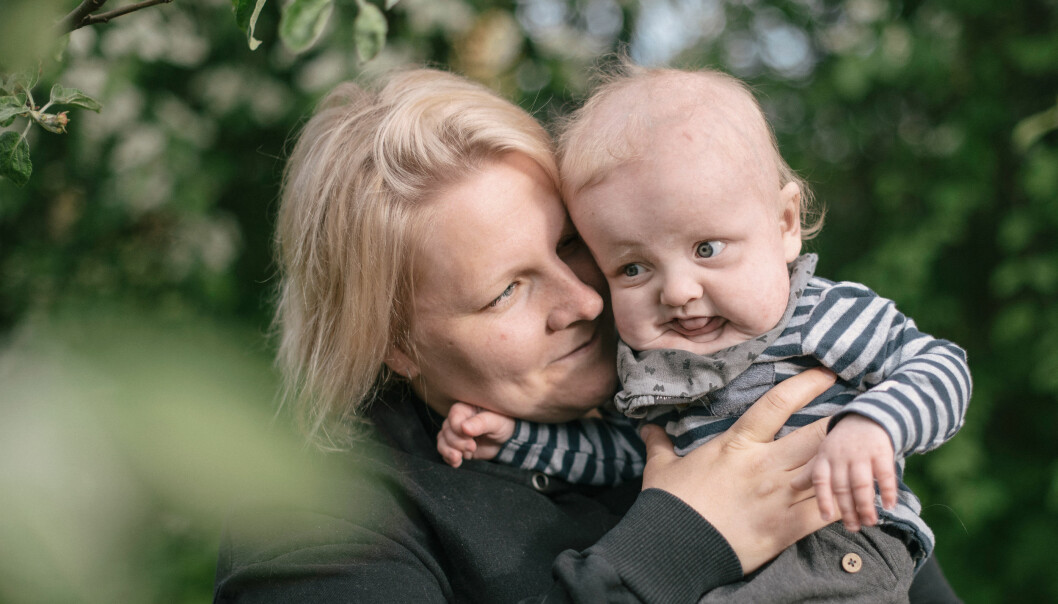 Walder och mamma Isabelle myser ute i trädgården. Isabelle Norgren med sonen Walder Johansson i famnen, ute i trädgården hemma i Husum.