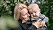Isabelle Norgren med sonen Walder Johansson i famnen, ute i trädgården hemma i Husum.