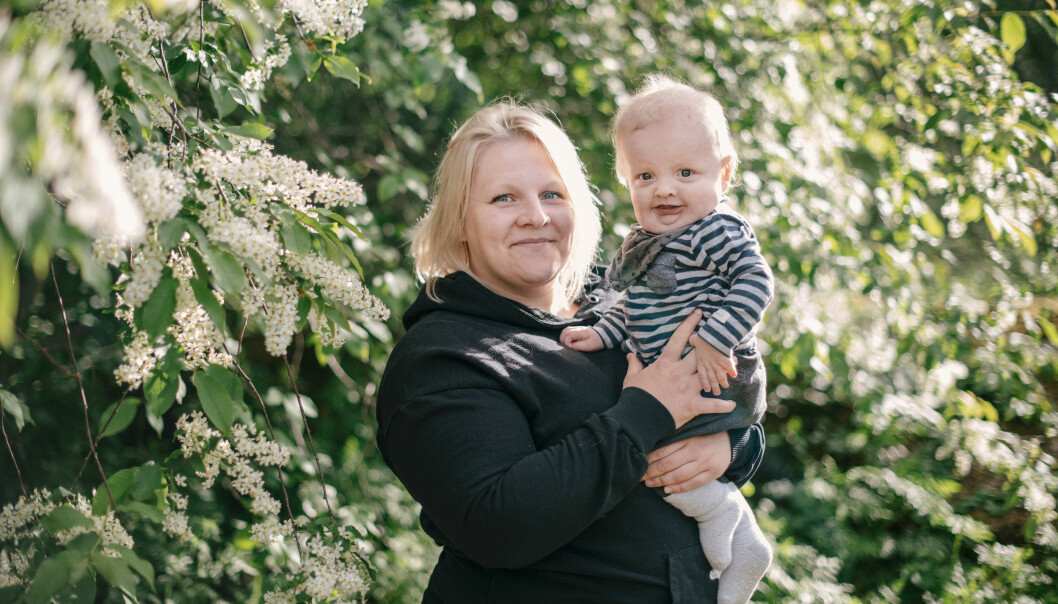 Isabelle Norgren med lille Walder i famnen. Isabelle Norgren och sonen Walder Johansson i Husum.