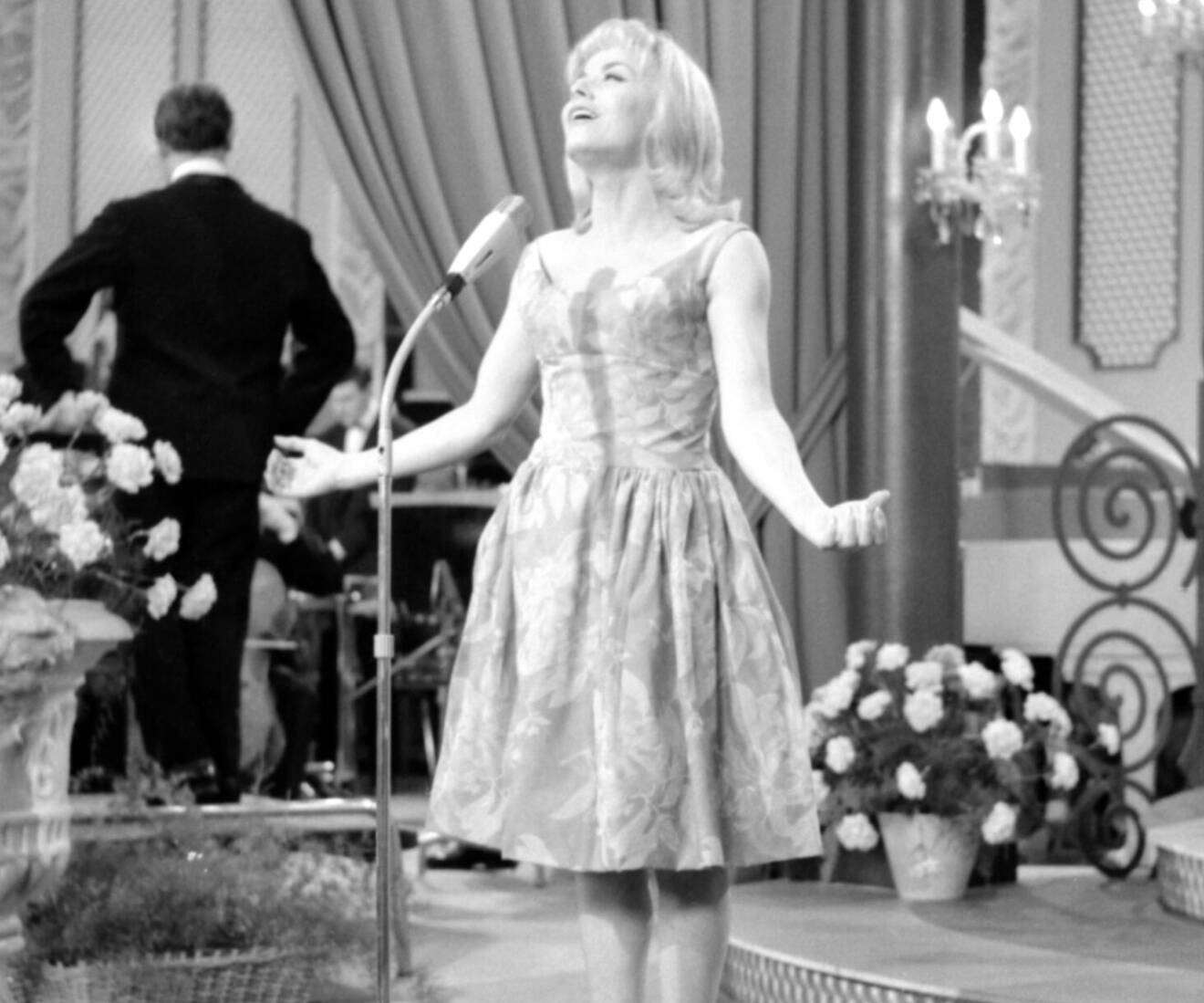 Isabelle Aubret på scenen när hon segrade med Un premier amour 1962.