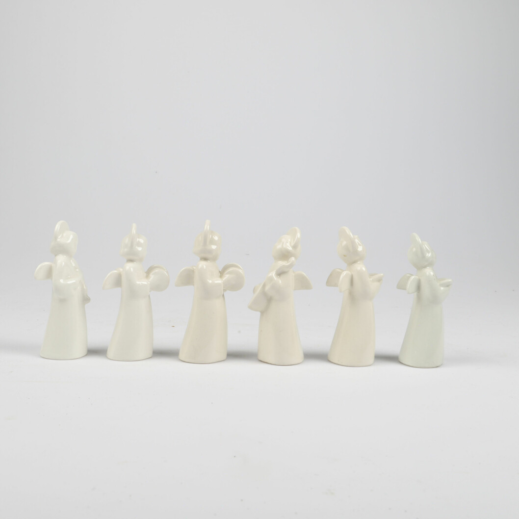 Salig samling. Änglakören om sex 9,5cm höga porslinsfiguriner är från Royal Copenhagen. Hos Helsingborgs Auktionskammare värderar man dem till 400 kronor. Sex porslinsfiguriner föreställande en änglakör.