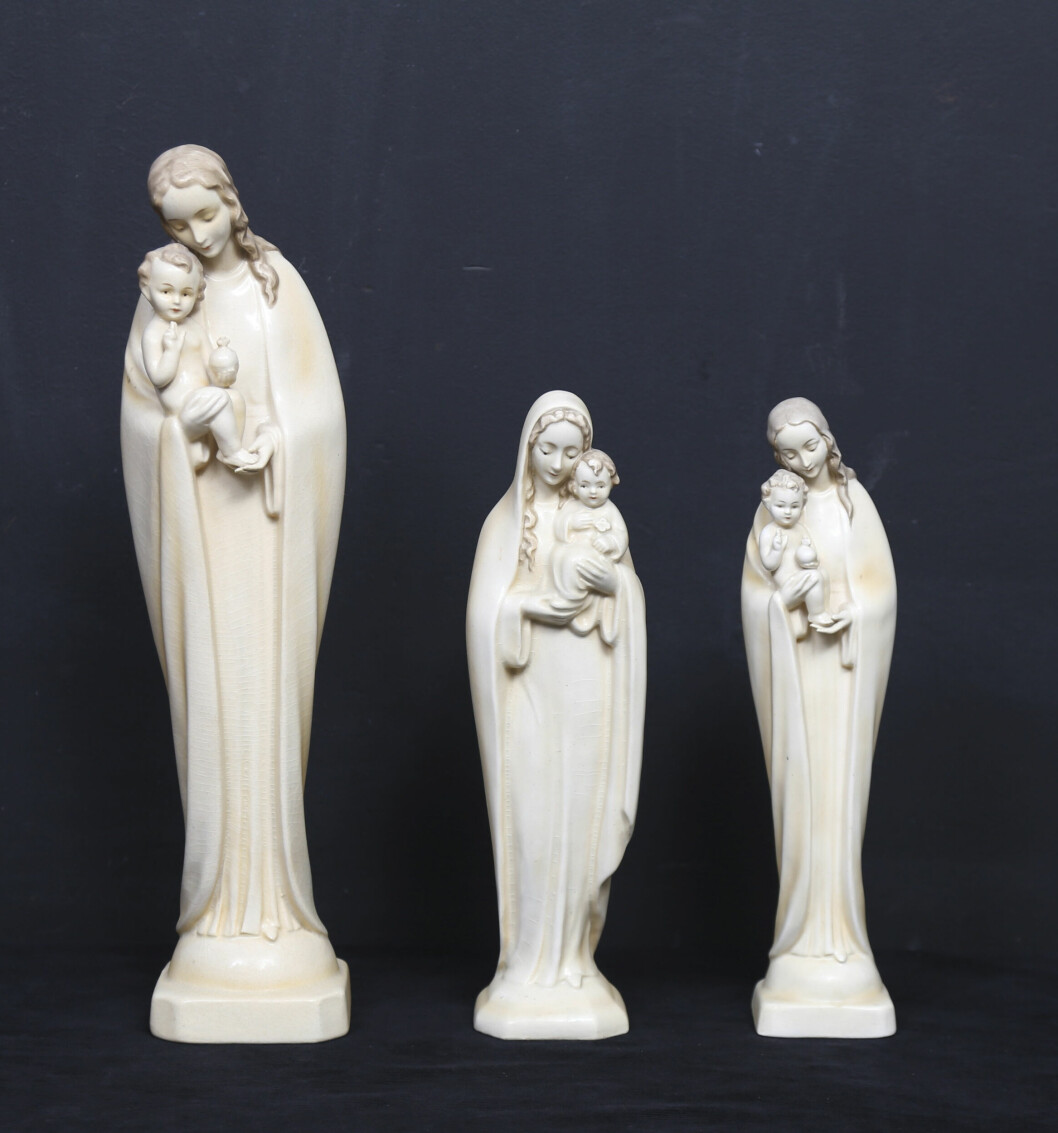 Visst finns plats även för madonnafiguriner bland änglarna, jungfru Maria ska ju ha fått veta att hon skulle föda en son genom ängeln Gabriel. De här tre i porslin från tyska Goebel, höjd cirka 31–43cm, värderar Auktionshuset Gomér & Andersson till 500 kronor. Tre madonnafiguriner.
