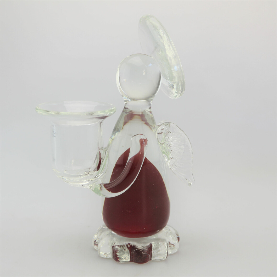Lyckost du som lyckats komma över en glasfigur från italienska Murano. Som den här 15,5cm höga änglastaken som såldes av Kunst- und Auktionshaus Kleinhenz via auctionet.com. Värderingen de har gjort ligger på cirka 700 kronor. Ängelljusstake i genomskinligt och rött glas.