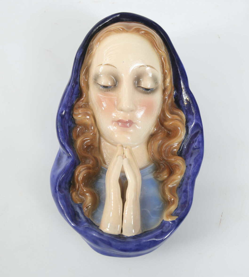 Madonna för väggen. Figurinen från Goebel, höjd 22cm, anser man hos Limhamns Auktionsbyrå vara värd runt 500 kronor. En väggfigurin föreställande en madonna.