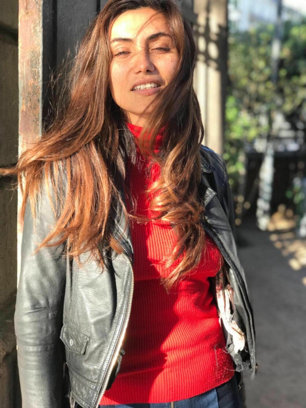 Vanessa Lopez ångrar att hon lät könsoperera sig och förlorade chansen att bli biologisk förälder. Foto: Privat Vanessa Lopez poserar vid en vägg.