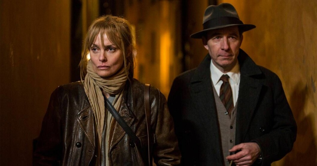 Izabella Scorupco och Anders Mossling i dunkel gränd.