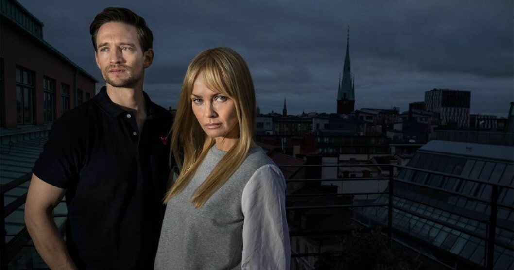 Rollen som Viveca Eldh har gett Izabella en ny insikt om hemlösa och andra utsatta personer. Här med motspelaren August Wittgenstein. Foto: Viaplay Skådespelarna Izabella Scorupco och August Wittgenstein.