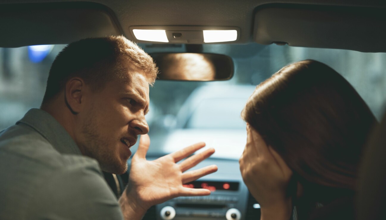 Man och kvinna bråkar i en bil.