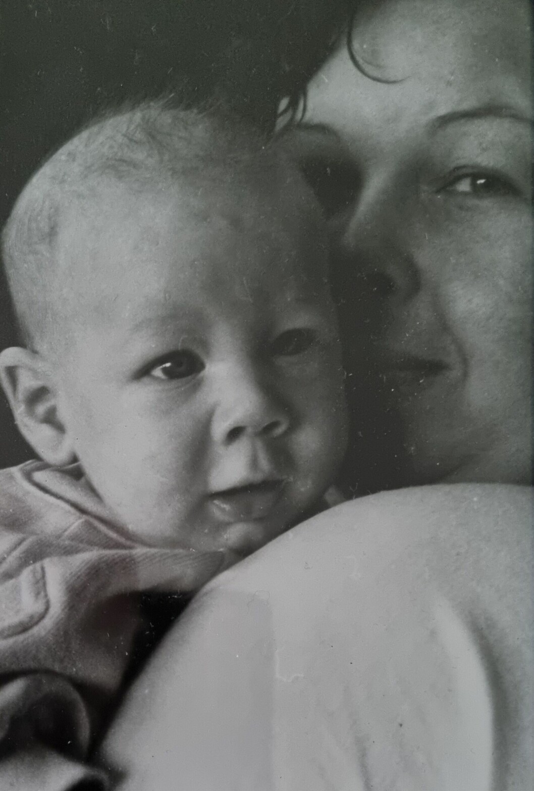 Sonen Daniel föddes i Schweiz men var bara elva månader när Karin tog med honom tillbaka till Sverige. karin med sonen daniel