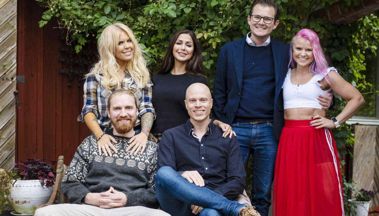 Jakob, Elina, Emil, Albin,Elahe och Maxine, deltagare i Gift vid första ögonkastet 2020, star framför ett rött hus.