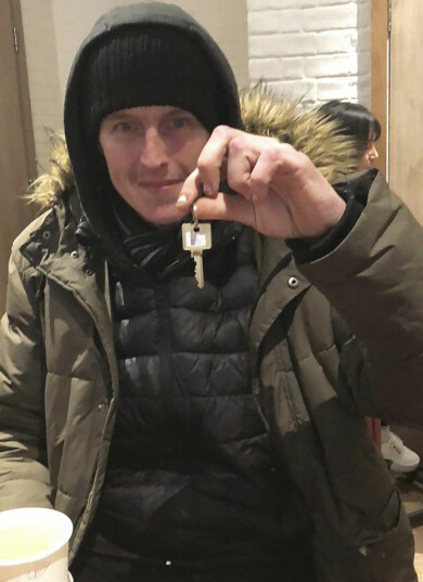 I mars 2019 blev James helt drogfri och fick mer hjälp av myndigheterna, bland annat med en bostad. James håller upp en nyckel till sin bostad.