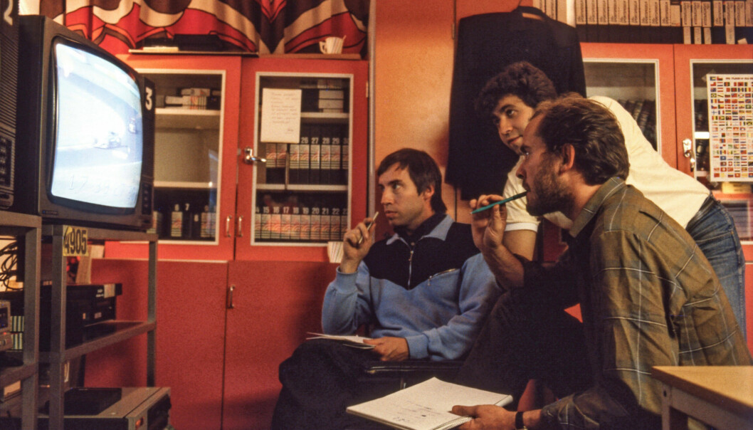 Jan Lorentzon, Artur Ringart och Bengt Magnusson synar inkommande sportbilder inför Sportspegeln 1984. Jan Lorentzon, Artur Ringart och Bengt Magnusson synar inkommande sportbilder inför Sportspegeln 1984.