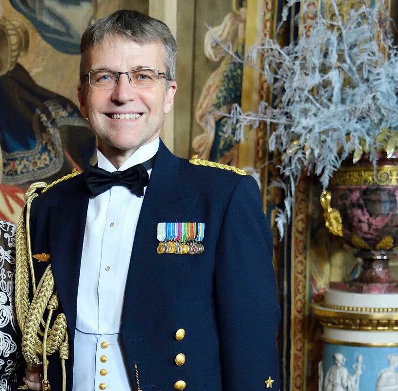 Kungens stabschef Jan Salestrand har 40 år i Försvarsmakten bakom sig. Han har tidigare varit chef för Högkvarteret och Försvarsmaktens ledningsstab, samt statssekreterare i Försvarsdepartementet. Kungens stabschef Jan Salestrand