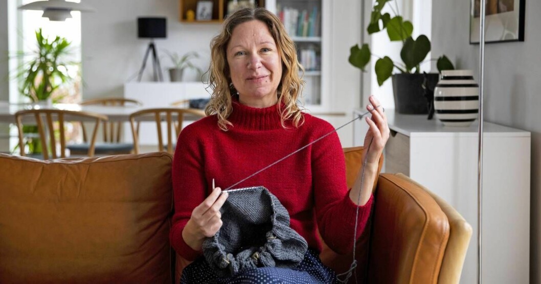 Jane sitter I en soffa och syr