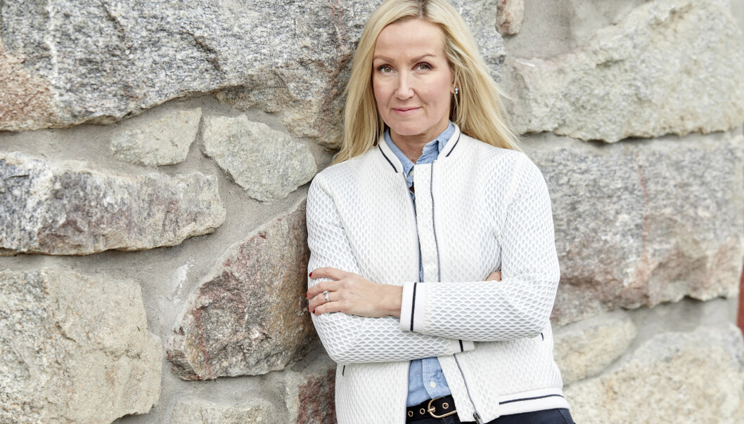 Janette Blomgren vid en stenvägg