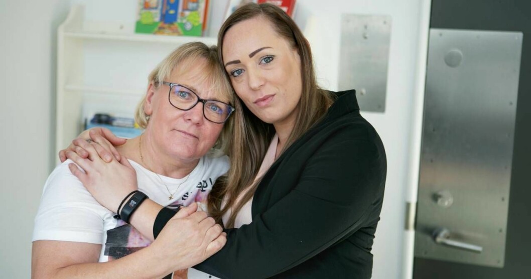 Corina har blivit som en mamma för Janne, som även tagit hennes efternamn. Foto: Gregers Overvald. Corina har blivit som en mamma för Janne. Här kramar de om varandra.
