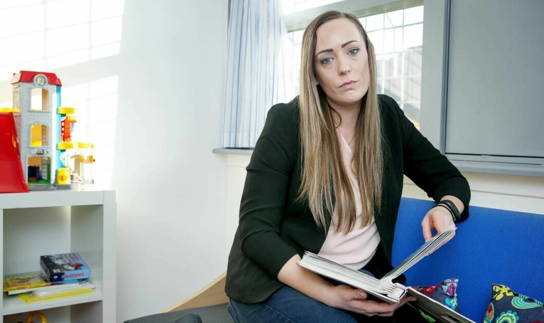 Från den ena dagen till den andra förvandlades Jannes normala liv på en gymnasieskola till ett liv bland sexbrottslingar, mördare och våldsdömda. Foto: Gregers Overvald. Janne i ett besöksrum på fängelset med en bok i handen