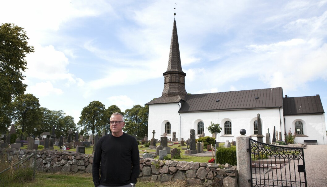 Söndrums kyrka är en av Hallands äldsta. Här blev Janne konfirmerad, här gifte han sig och här vilar hans far. Janne framför vitkalkad kyrka.