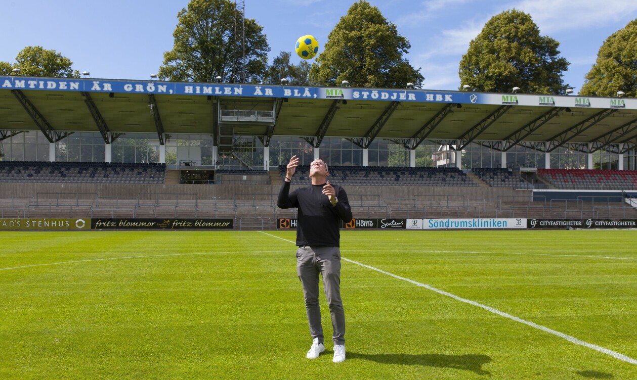 Gräset är nog alltid grönast på Örjans vall, Halmstad BK:s hemmaarena där Janne Andersson arbetat med det mesta och varit tränare under många år. Janne med en gulblå Sverigefotboll, ensam på planen på Örjans vall.