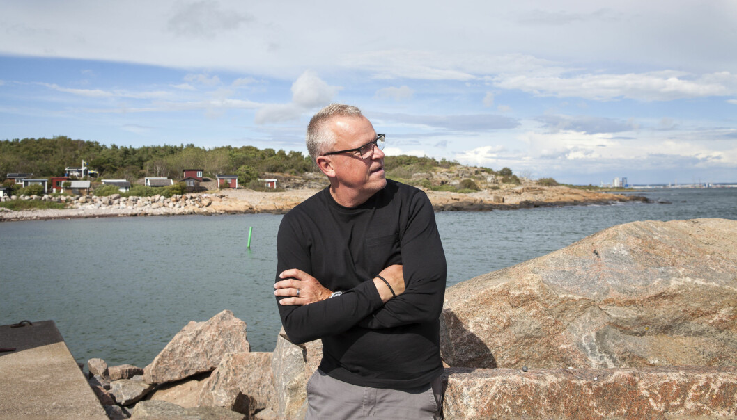 Till Grötvik cyklade Janne och kompisarna när han var tonåring. Senare hade familjen ofta picknick här. Janne på klipporna framför havsviken.