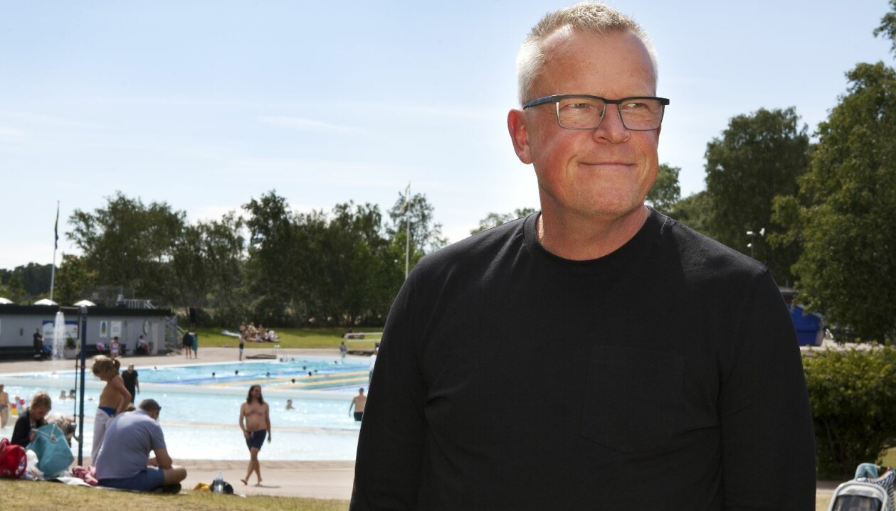 Här på Brottet gick Janne i simskola. Janne ser nöjd ut, framför friluftsbadet på Brottet.