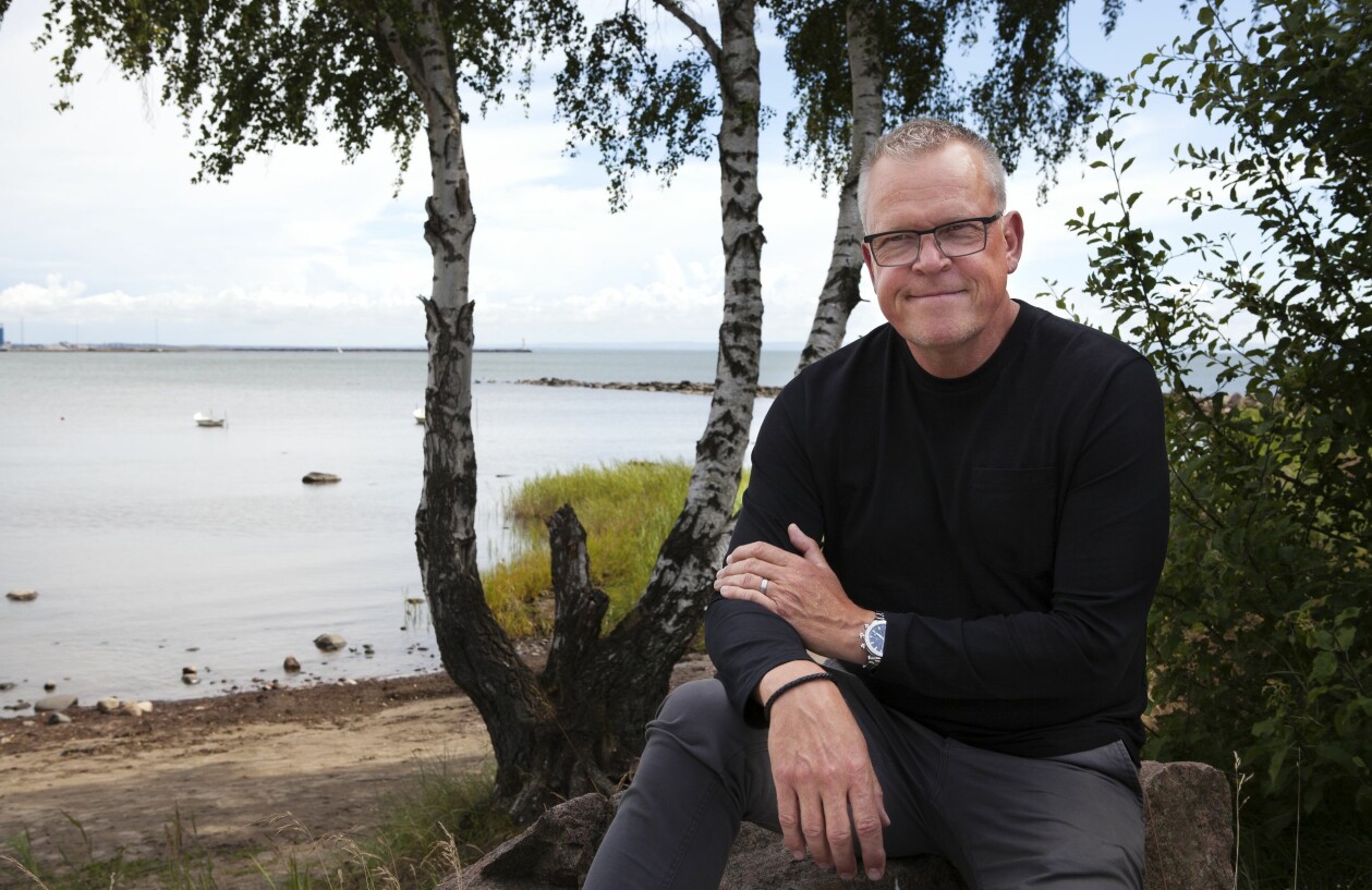 Att vara ute i naturen, promenera eller cykla är ett måste för Janne. Janne sitter ner på en stenbumling framför havet.