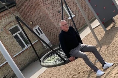 Janne testar gungan, som dock är utbytt, utanför skolan. Janne testar gungan utanför skolan.
