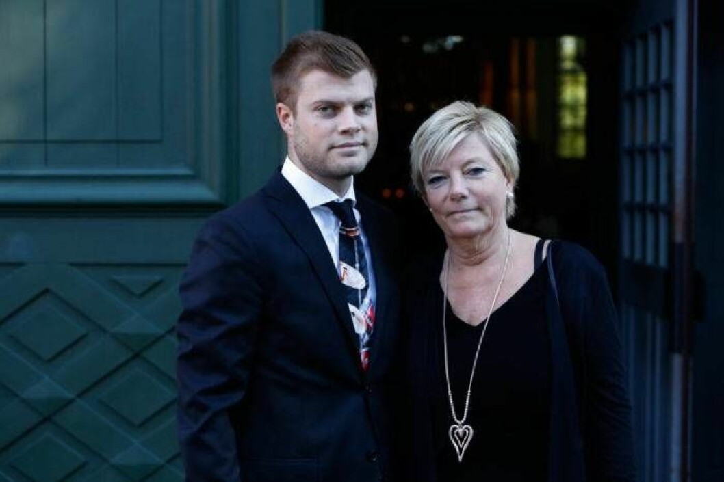 Janne ”Loffe” Carlssons sambo Gurianne Sandven med sonen Markus Ekberg på Janne ”Loffe” Carlssons begravning. Foto: IBL Janne "Loffe" Carlssons sambo Gurianne Sandven med sonen Markus Ekberg på Janne "Loffe" Carlssons begravning