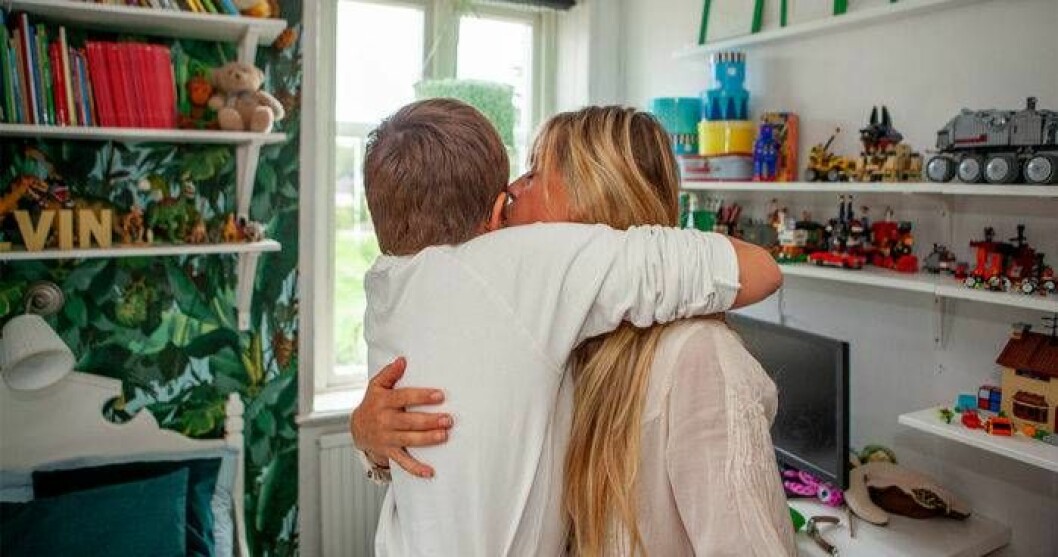 Jannice märkte tidigt hos båda pojkarna att de möjligen kunde ha diagnoser. Foto: Anna Thors Jannice Thelander kramar och pussar sonen Alvin.
