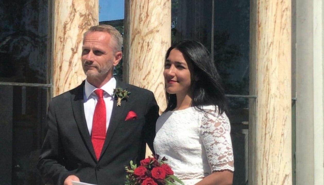 Peter friade till Jasmina under en resa till Lissabon och paret gifte sig och flyttade ihop strax därefter. Jasmina och Peter Helander står utomhus och blir vigda – numera bor de på varsitt håll men är fortfarande ett par.