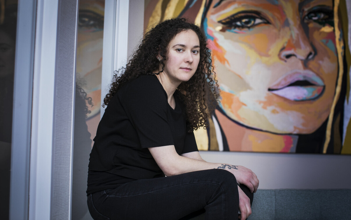 Till en början tyckte Jasmina det kändes otänkbart att sälja sex. Foto: Veronika Kindblad Jasmina sitter på soffkanten i Talitas kontor i Enskede, framför en tavla som föreställer en kvinna.