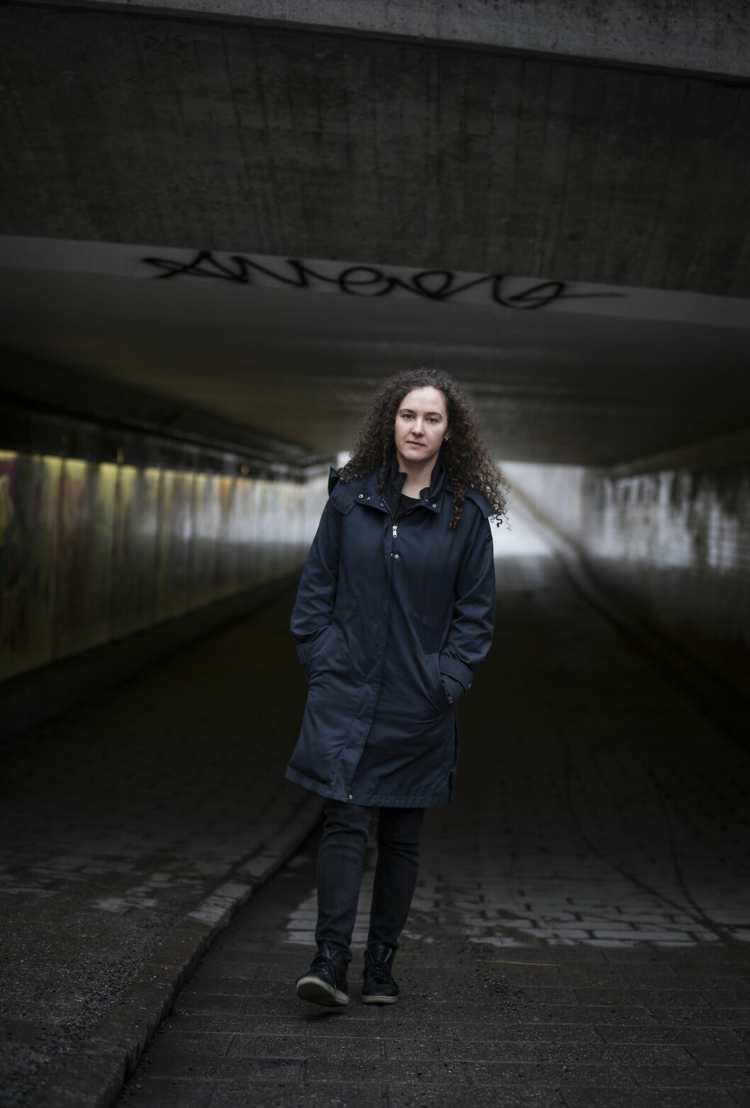 På bordellen i Schweiz hade Jasmina sina värsta upplevelser från prostitutionen. "Männen var grymma. Jag stod inte ut, jag hatade det" säger hon. Foto: Veronika Kindblad "Jasmina" går genom en gångtunnel i Enskede, Stockholm.