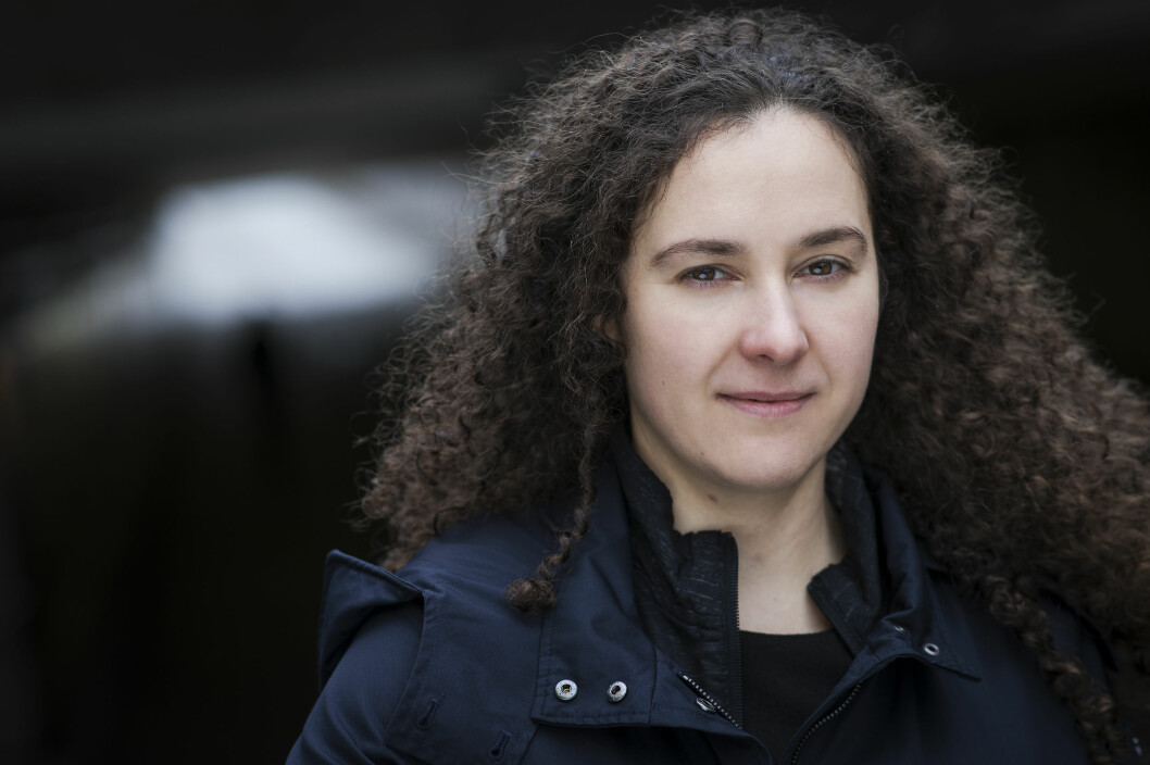 Foto: Veronika Kindblad "Jasmina" stor framför en gångtunnel i Enskede i Stockholm.